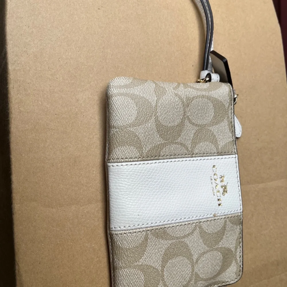 NEW Beautiful cream Coach Wristlet Excellent Condition